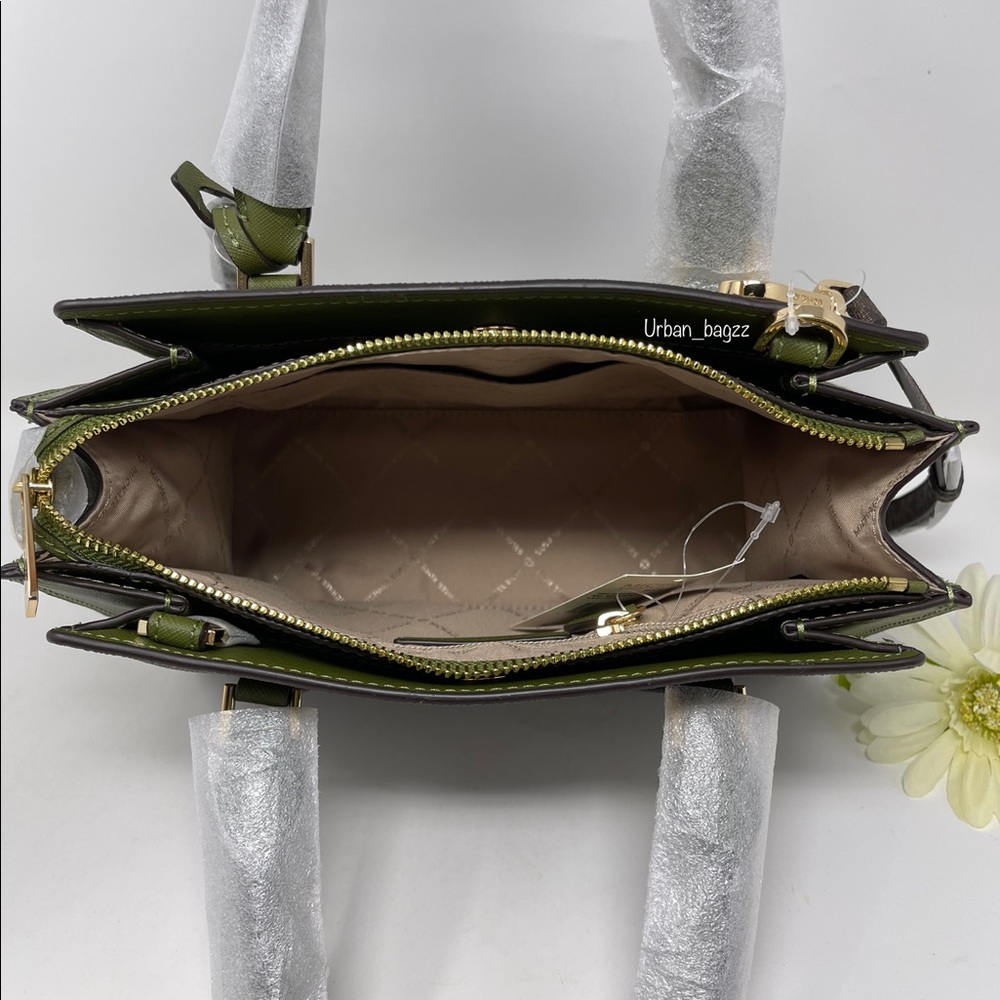 Michael Kors Hope Medium Messenger - Picture 9 of 9